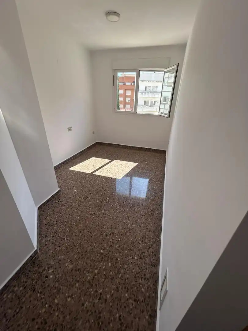 Schlafzimmer von Wohnung zur Miete in Valencia mit Balkon