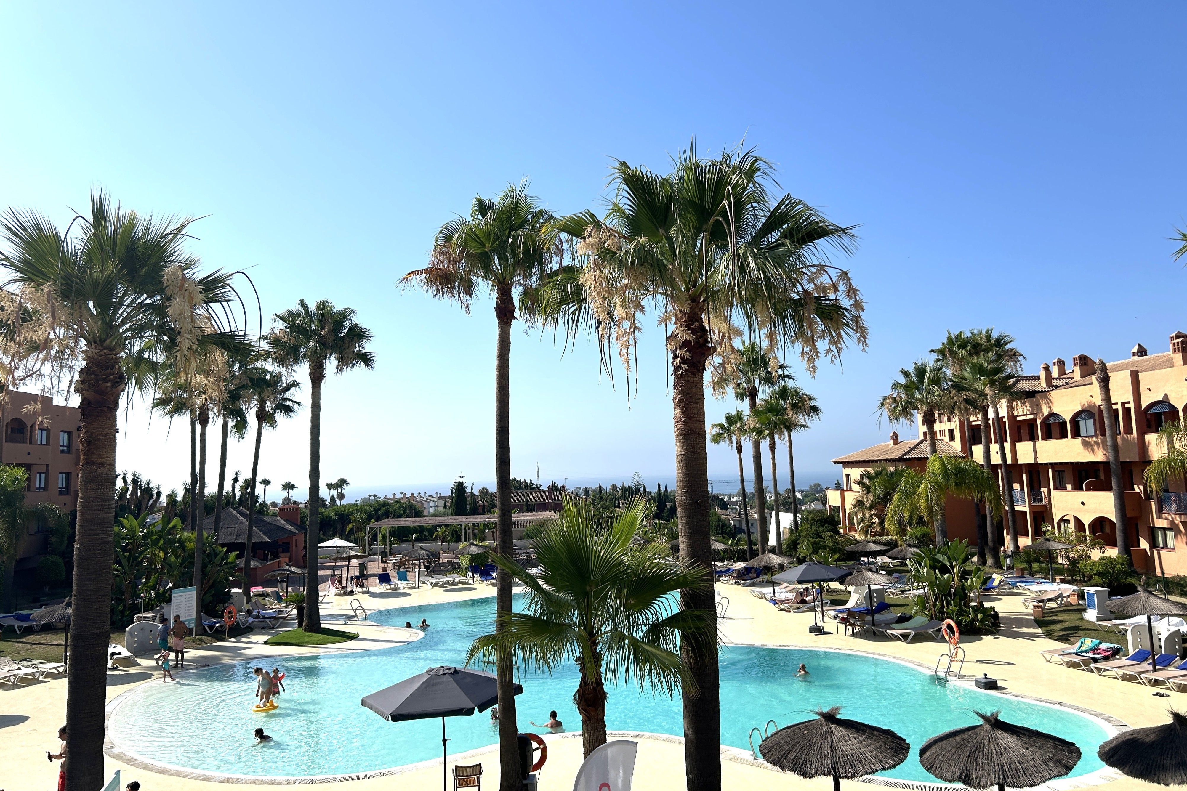 Vista exterior de Apartament en venda en Estepona amb Calefacció, Jardí privat i Alarma