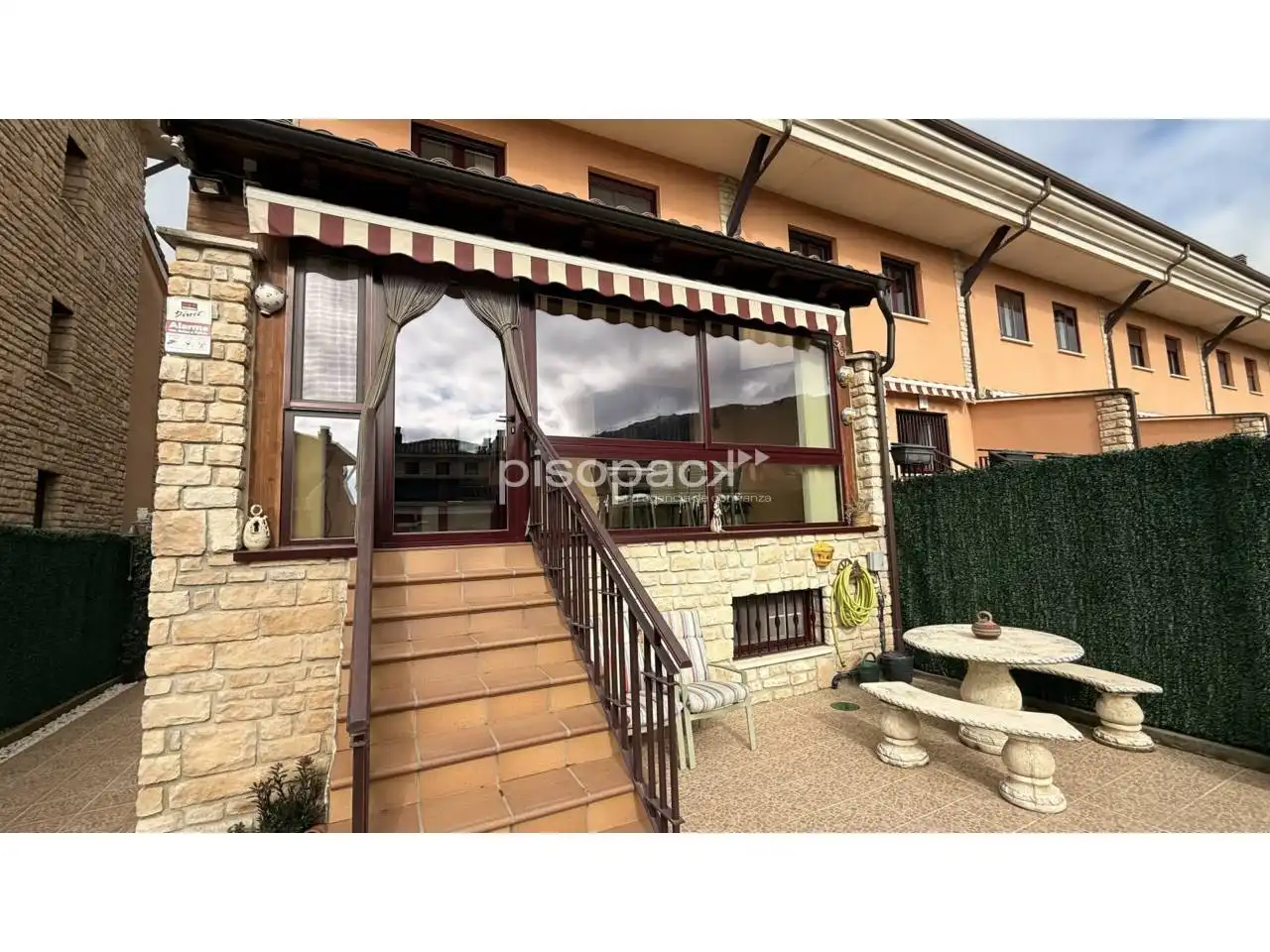 Vista exterior de Casa adosada en venta en Berrioplano / Berriobeiti con Calefacción, Jardín privado y Parquet