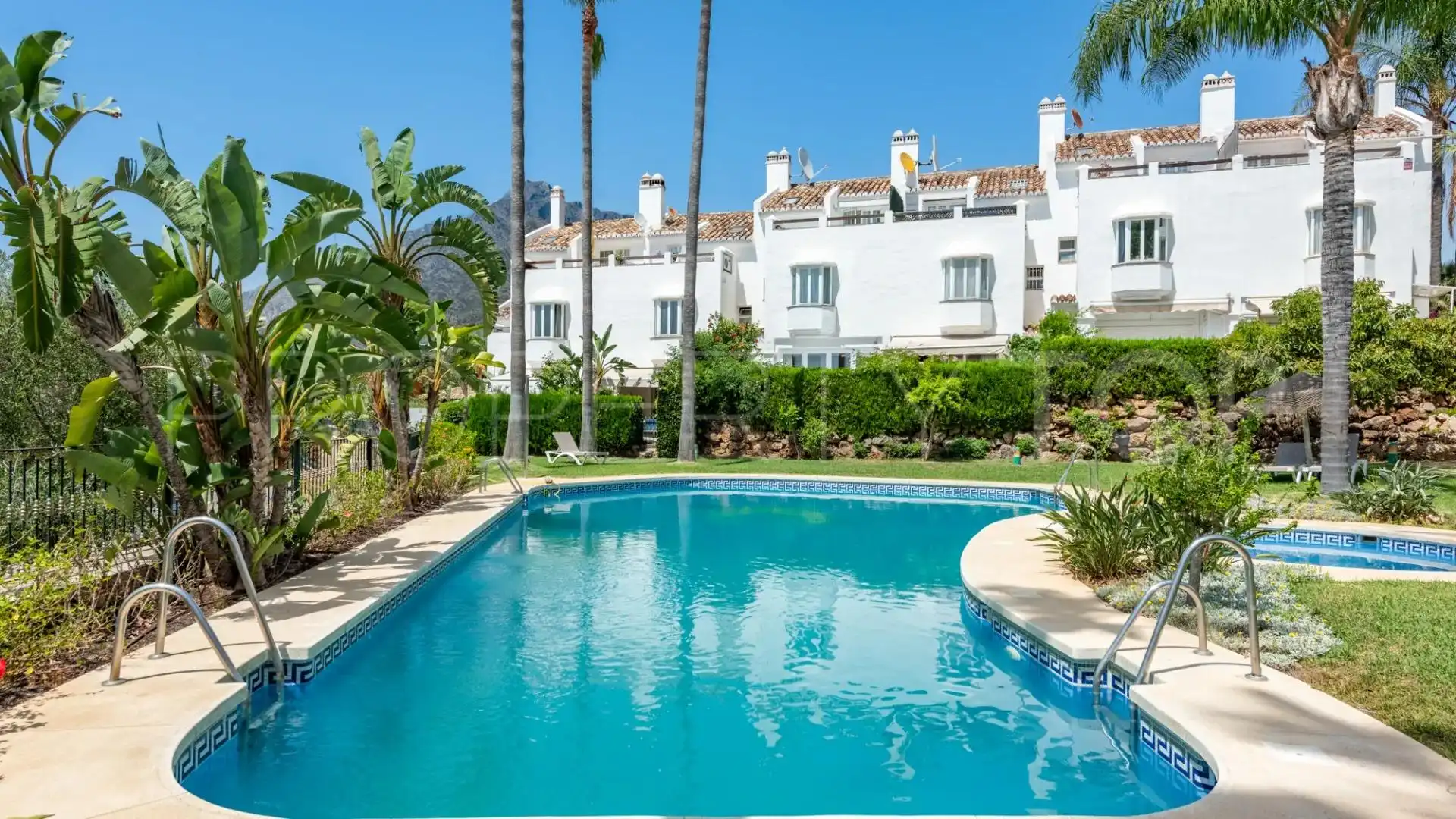 Vista exterior de Casa o xalet en venda en Marbella amb Piscina comunitària