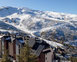 Vista exterior de Pis en venda en Sierra Nevada amb Calefacció, Jardí privat i Piscina comunitària