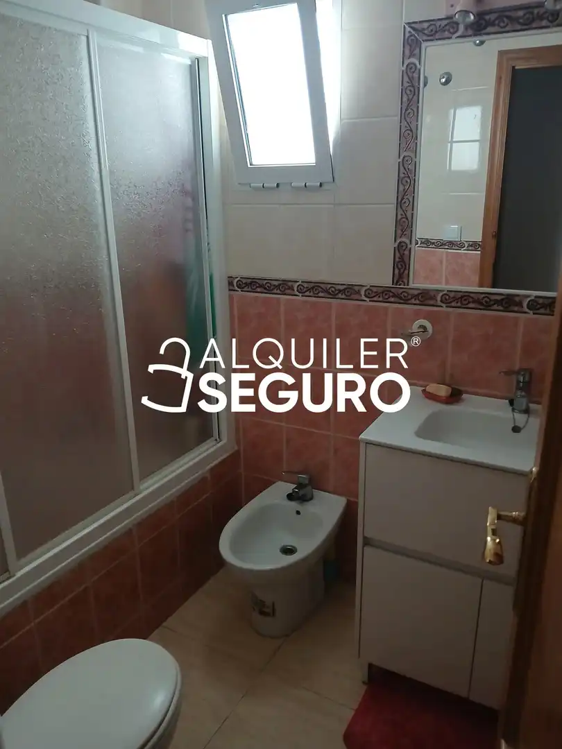 Bany de Pis de lloguer en Guardamar del Segura amb Aire condicionat, Terrassa i Traster