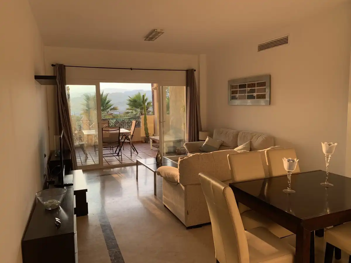 Sala d'estar de Pis en venda en Estepona amb Aire condicionat, Terrassa i Moblat