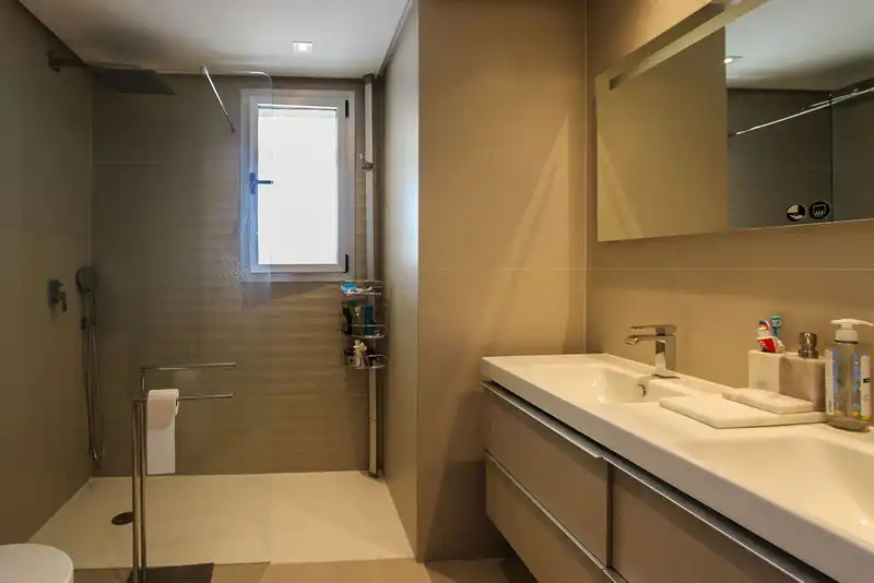 Badezimmer von Dachboden zum Verkauf in Benahavís mit Klimaanlage, Terrasse und Schwimmbad