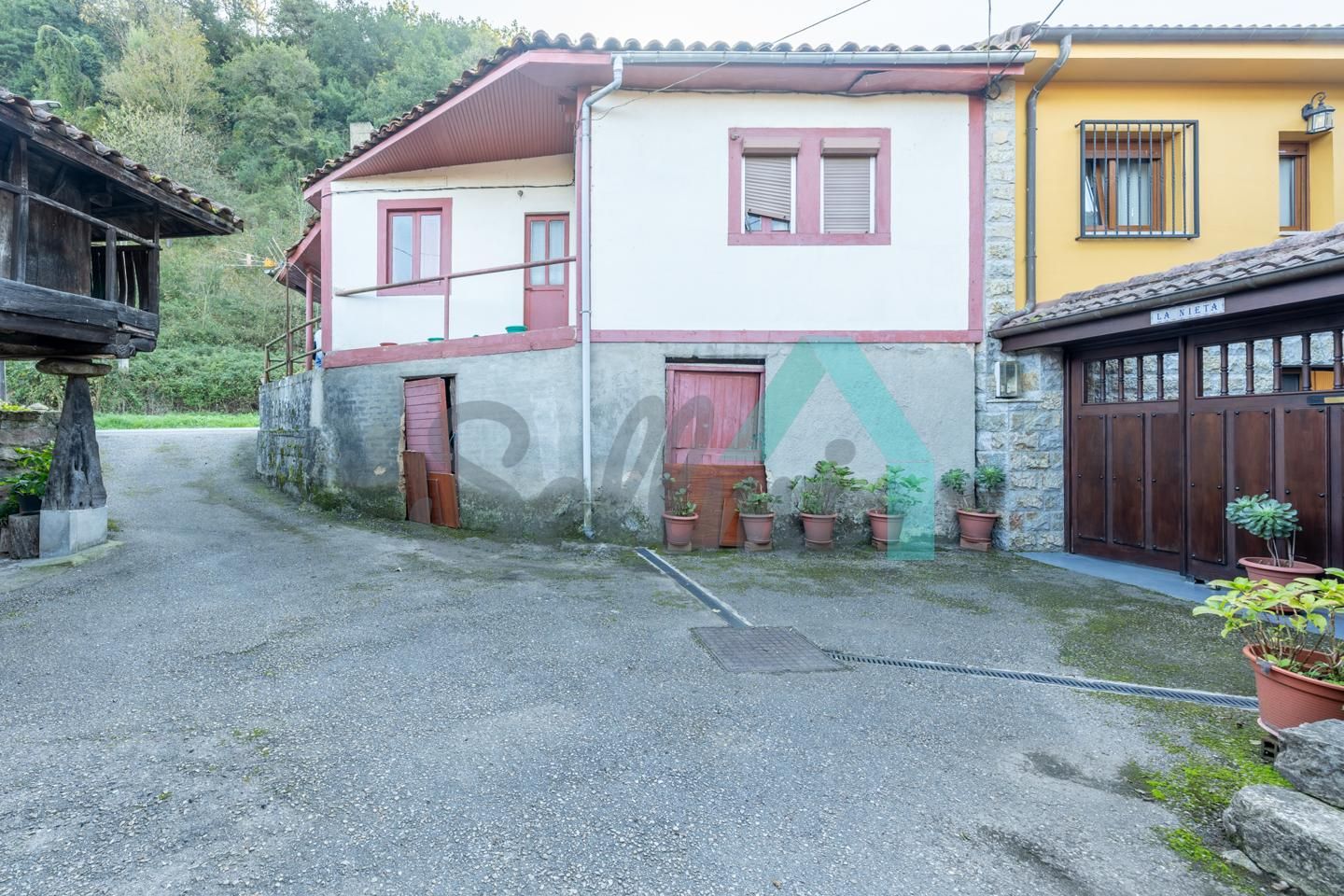 Vista exterior de Casa adosada en venda en Belmonte de Miranda amb Parquet