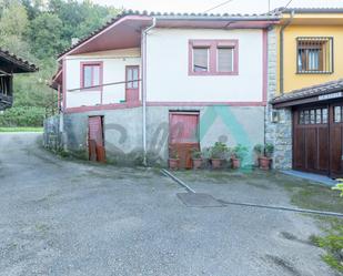 Vista exterior de Casa adosada en venda en Belmonte de Miranda amb Parquet