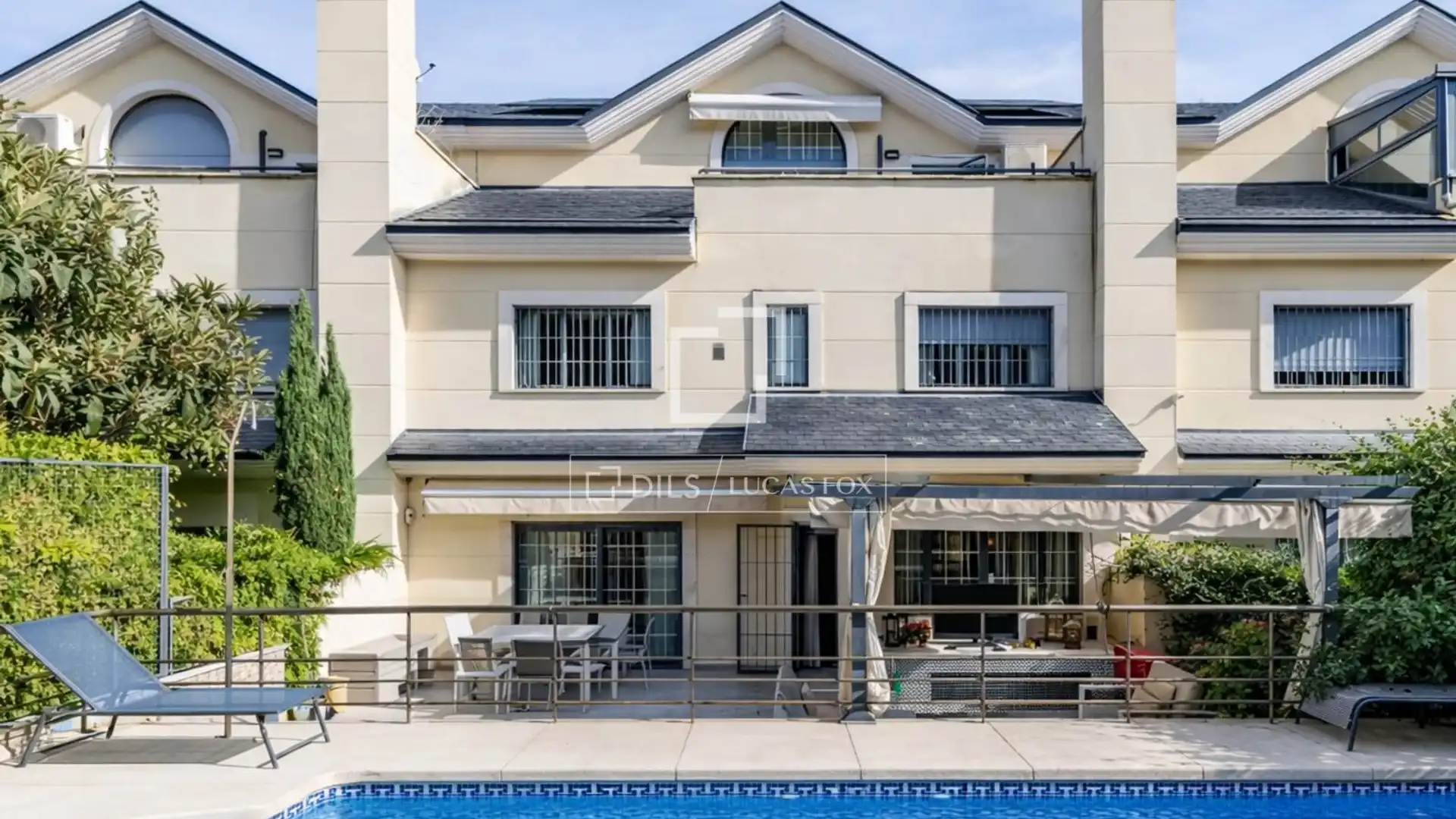 Vista exterior de Casa o xalet en venda en  Madrid Capital amb Aire condicionat, Calefacció i Jardí privat