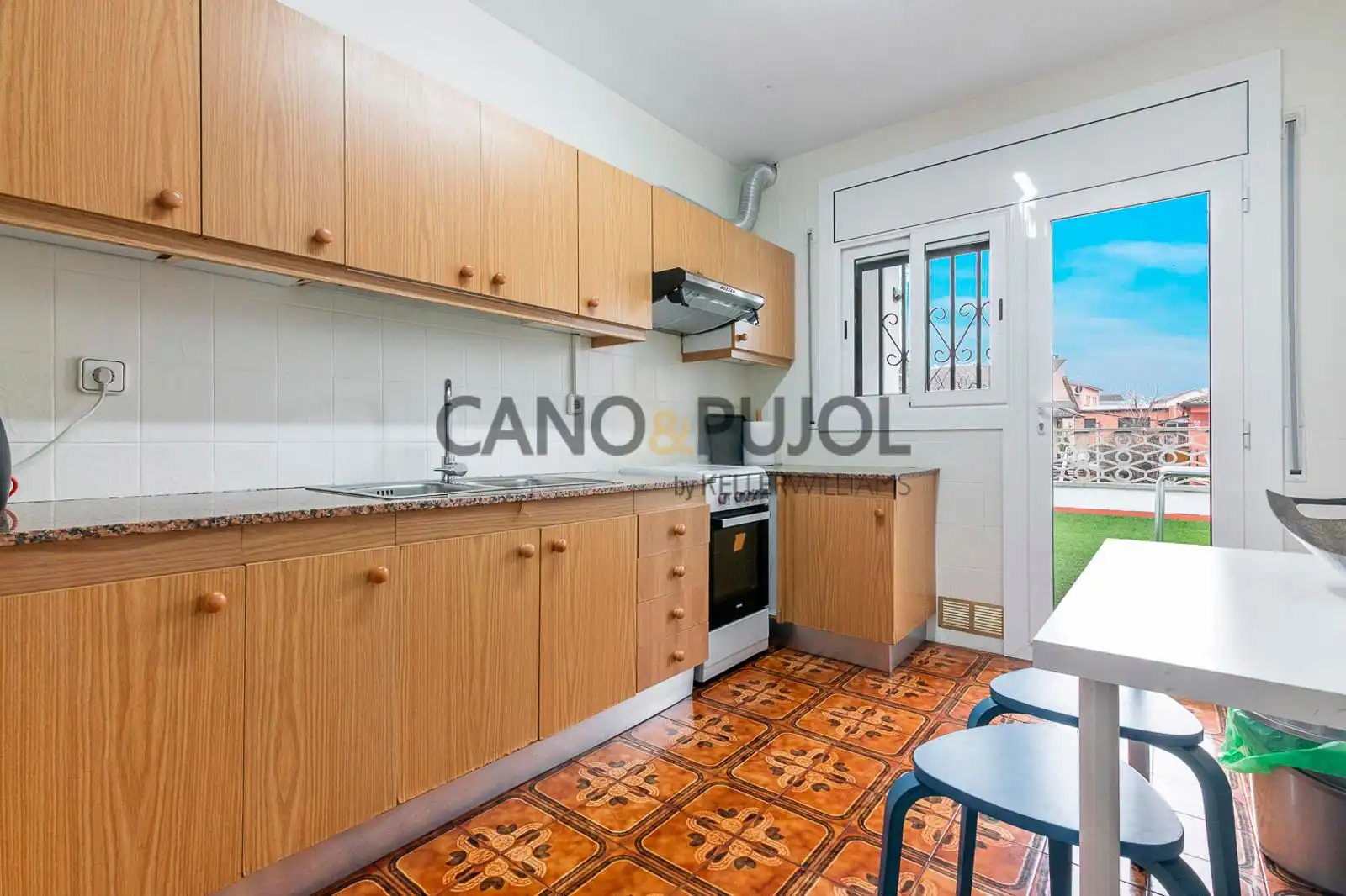 Kitchen of Buildings for sale in Rubí