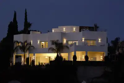 Vista exterior de Casa o xalet en venda en Marbella amb Aire condicionat, Calefacció i Jardí privat