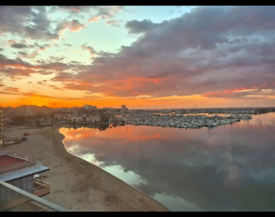 Vista exterior de Piso de alquiler en Torrevieja con Aire acondicionado, Terraza y Amueblado
