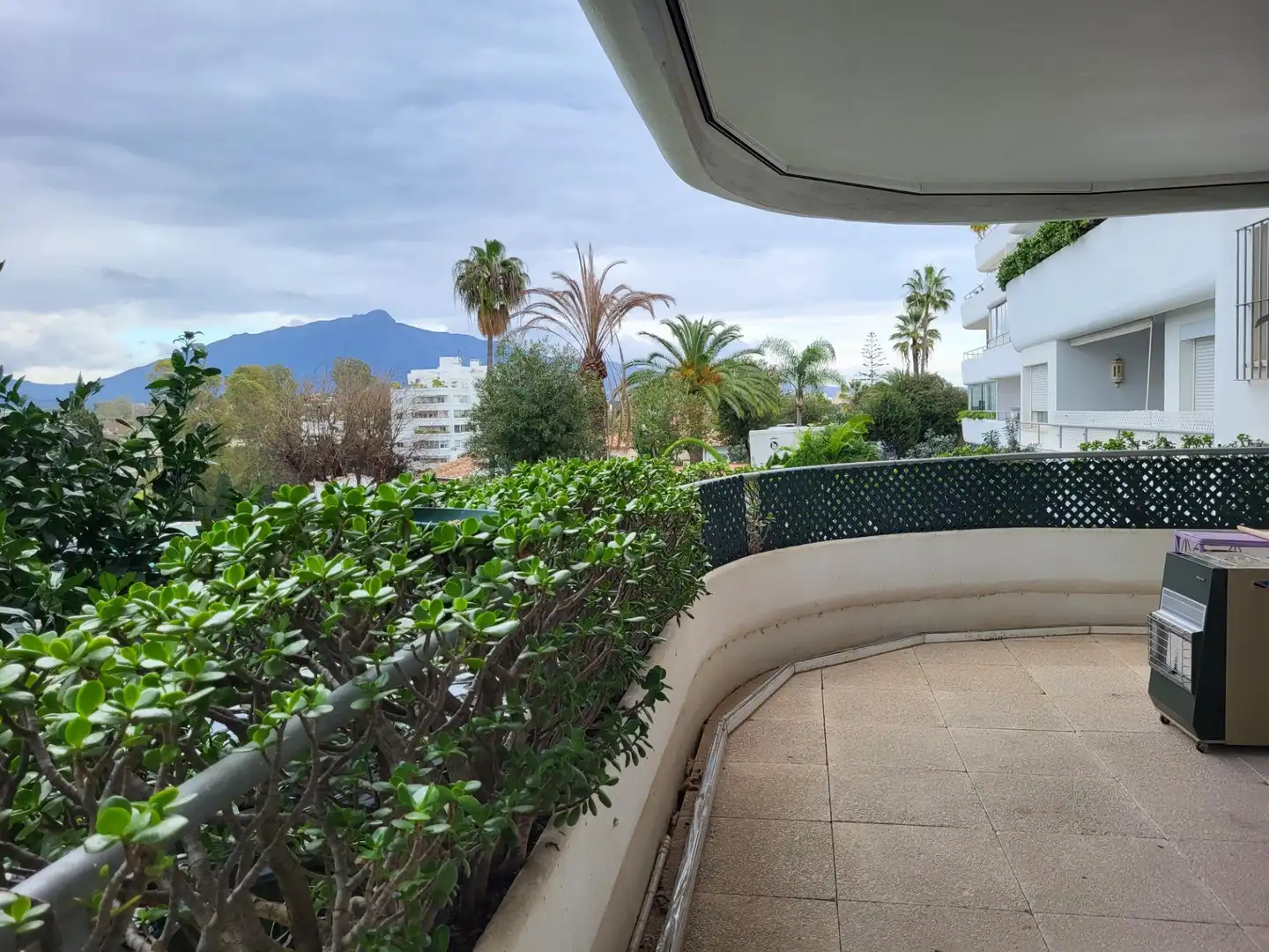 Vista exterior de Apartament en venda en Marbella amb Jardí privat, Terrassa i Traster