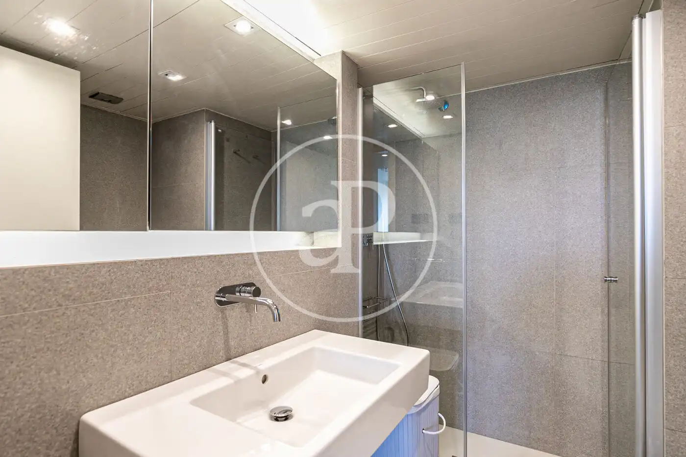 Badezimmer von Wohnung zum Verkauf in Barcelona mit Klimaanlage, Heizung und Terrasse