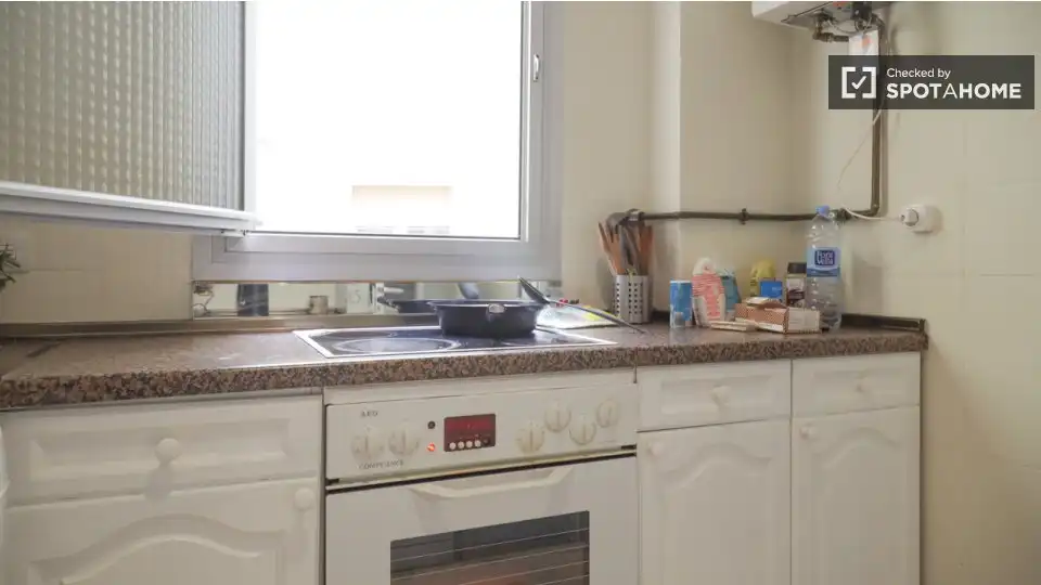 Kitchen of Flat for share in Barrio de Salamanca
