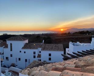 Vista exterior de Casa adosada en venda en Marbella amb Aire condicionat, Calefacció i Piscina