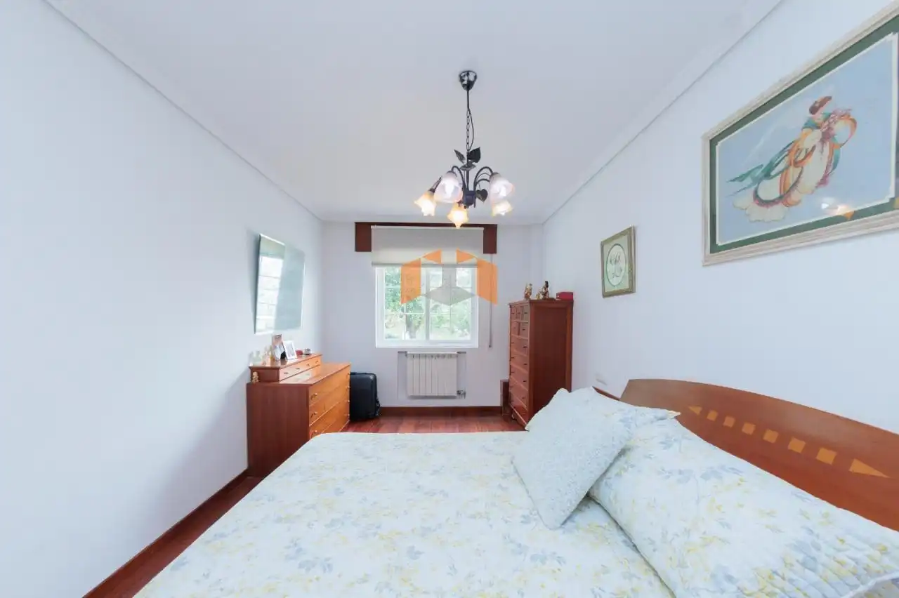 Bedroom of Houses for sale in Vigo   with Heating, Private garden and Parquet flooring
