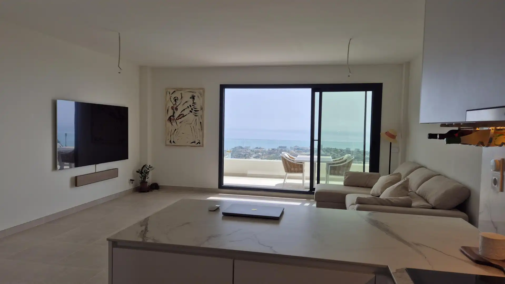 Sala d'estar de Àtic de lloguer en Benalmádena amb Aire condicionat, Calefacció i Jardí privat
