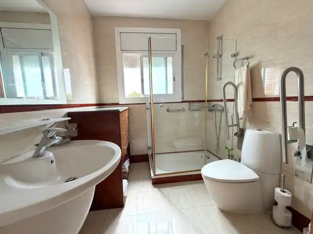 Badezimmer von Einfamilien-Reihenhaus zum Verkauf in Vilassar de Dalt mit Klimaanlage, Heizung und Privatgarten