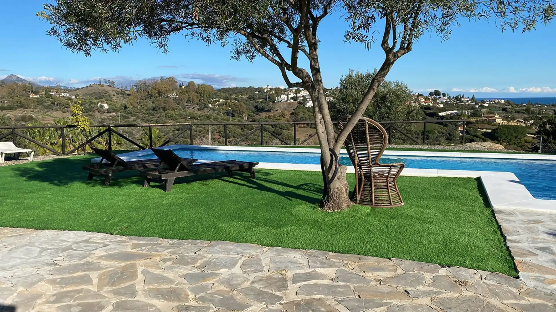 Piscina de Finca rústica en venta en Estepona con Aire acondicionado, Calefacción y Jardín privado