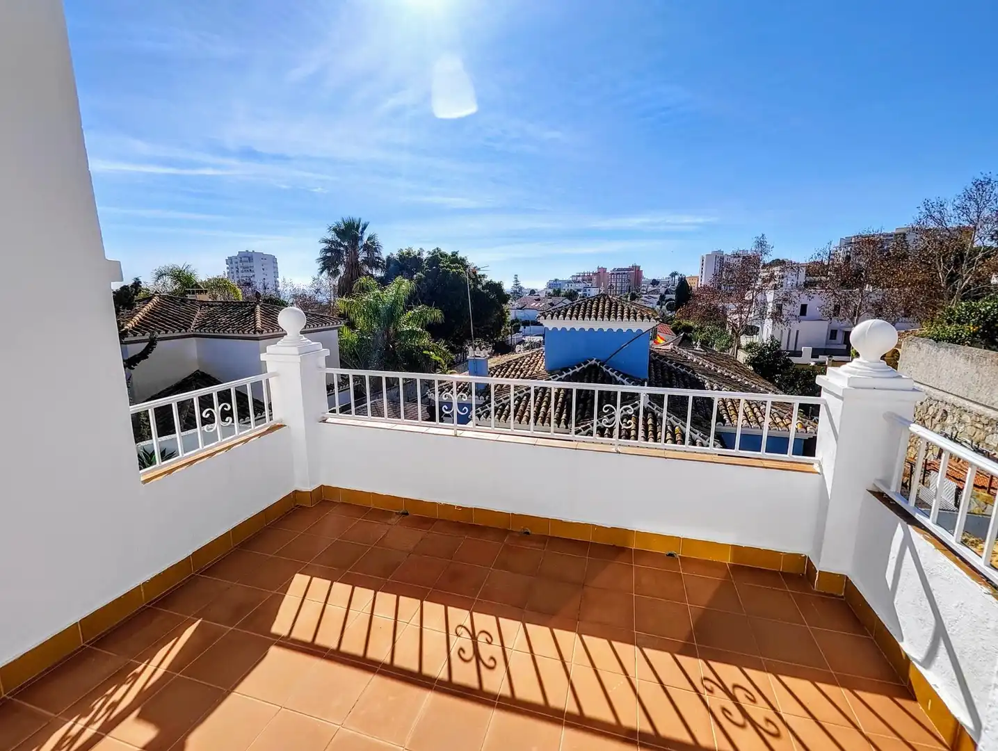 Vista exterior de Casa o xalet en venda en Benalmádena amb Jardí privat, Terrassa i Traster