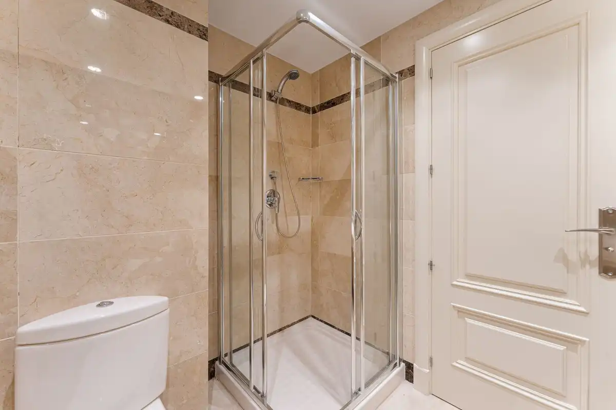 Badezimmer von Erdgeschoss zum Verkauf in Marbella mit Klimaanlage, Privatgarten und Terrasse