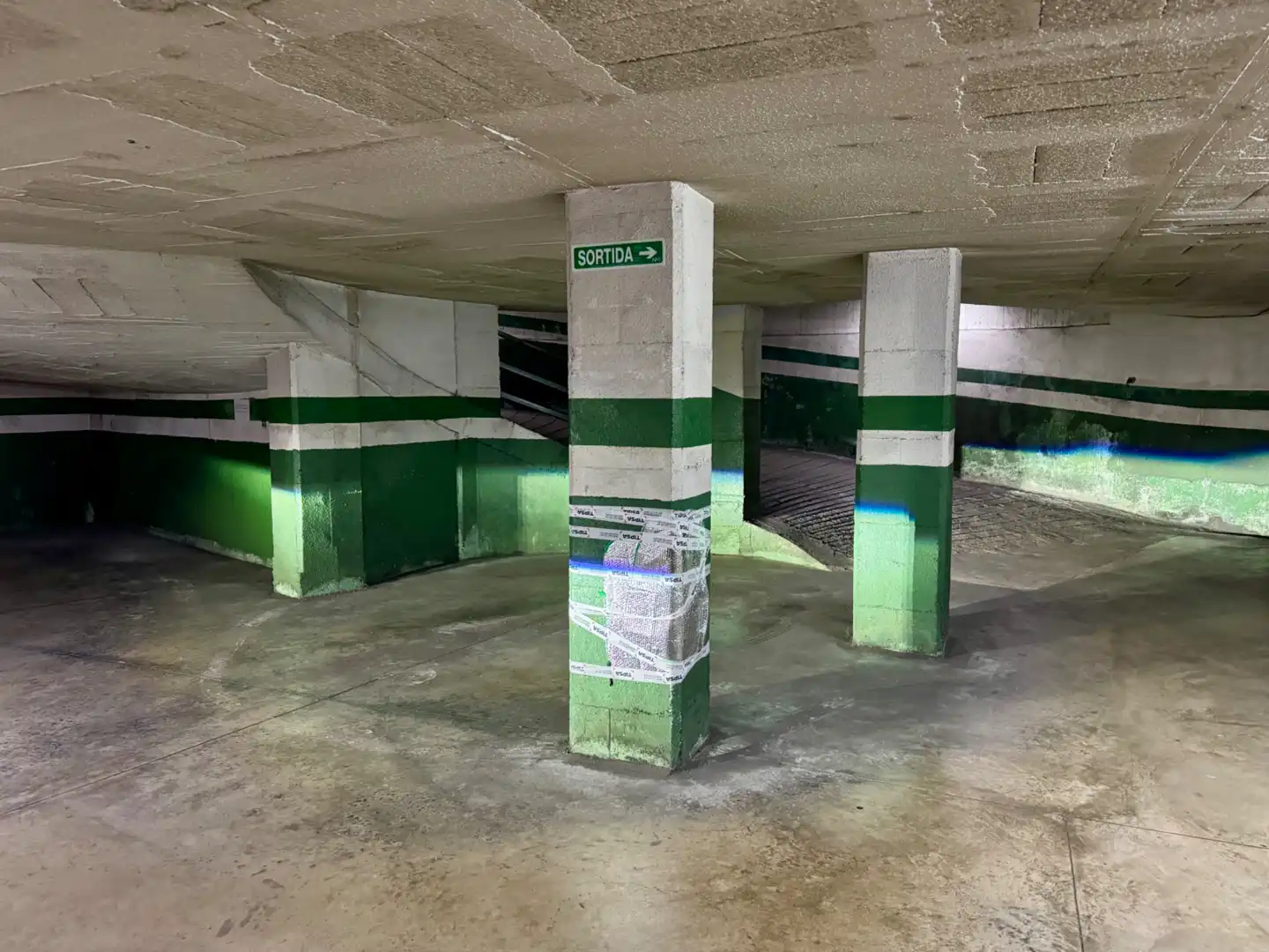 Parking de Piso en venta en Sant Boi de Llobregat con Aire acondicionado, Terraza y Trastero