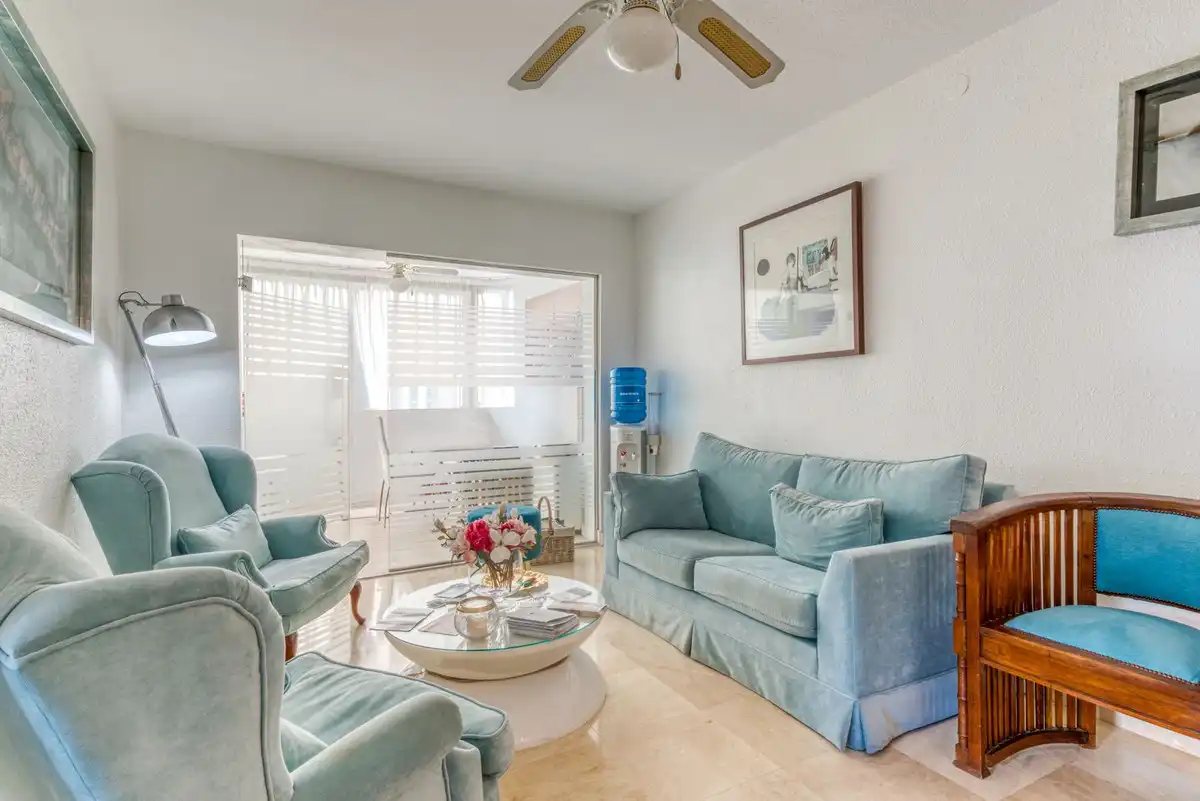 Sala de estar de Planta baja en venta en Estepona con Aire acondicionado, Terraza y Piscina comunitaria