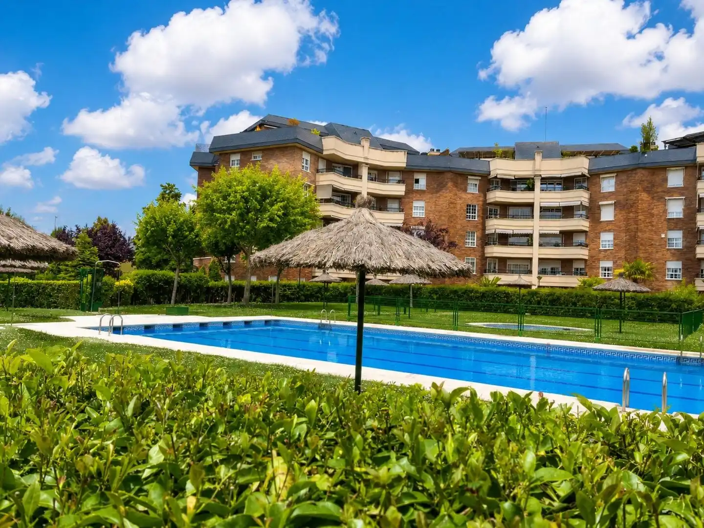 Piscina de Piso en venta en Majadahonda con Calefacción, Terraza y Piscina comunitaria