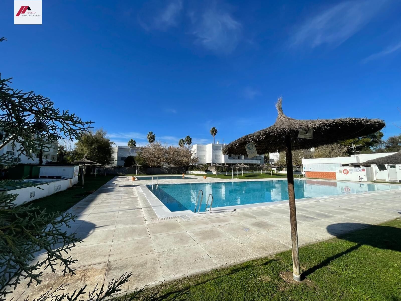Piscina de Pis en venda en El Puerto de Santa María amb Jardí privat, Traster i Piscina comunitària
