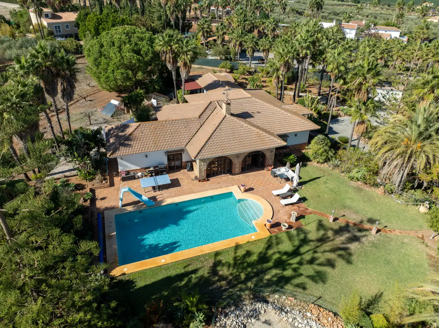 Vista exterior de Casa o chalet en venta en Alhaurín de la Torre con Aire acondicionado, Calefacción y Jardín privado