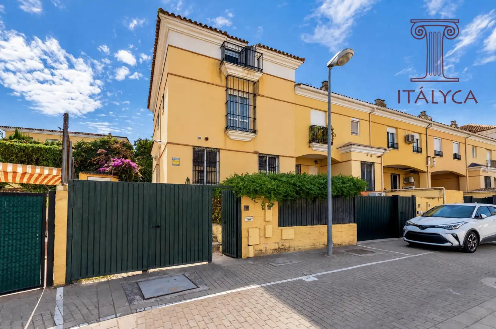 Casa aparellada amb terrassa en venda a Avenida Avenida Clara Campoamor