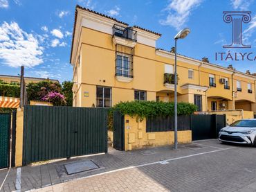 Casa aparellada amb balcó en venda a Avenida Avenida Clara Campoamor