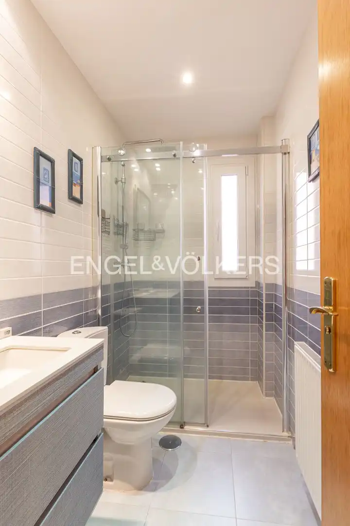 Bathroom of Flat for sale in Madrid  with Air Conditioner, Heating and Storage room