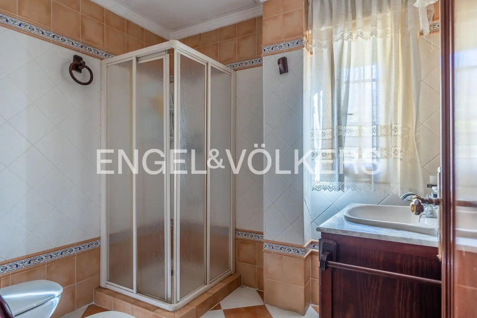 Bathroom of Houses for sale in Sevilla  with Air Conditioner, Heating and Private garden