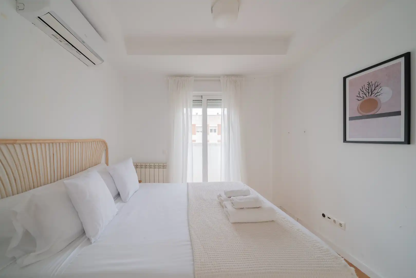 Schlafzimmer von Dachboden zur Miete in Madrid mit Klimaanlage, Heizung und Terrasse