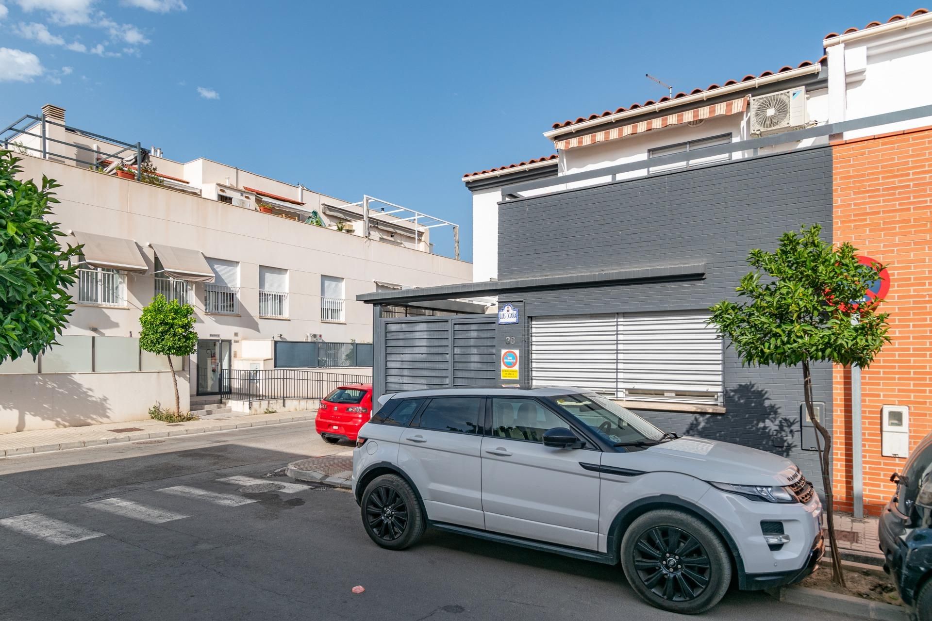 Vista exterior de Casa adosada en venda en Armilla amb Aire condicionat, Calefacció i Terrassa