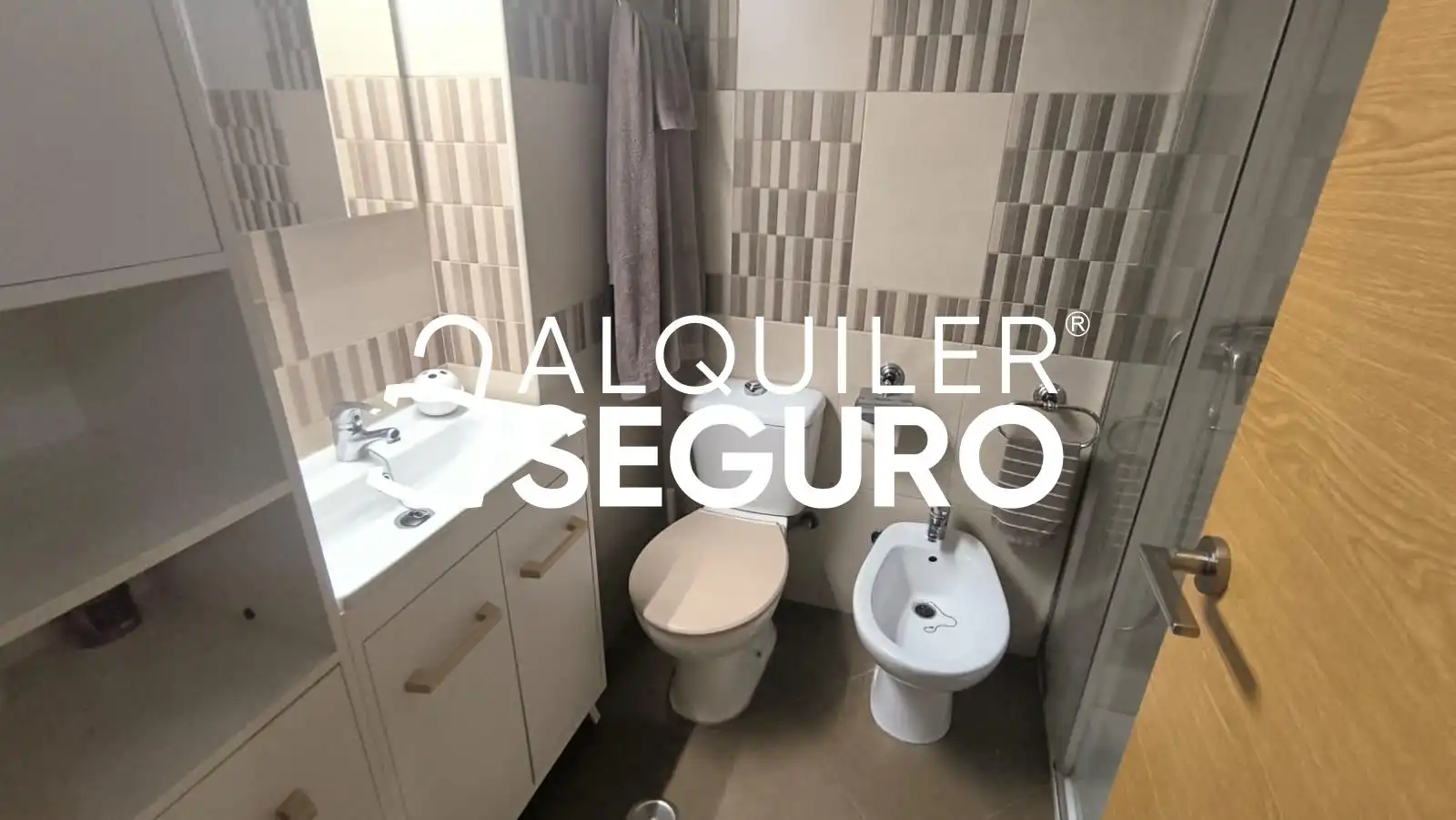 Bathroom of Flat for rent in Sevilla  with Air Conditioner and Furnished
