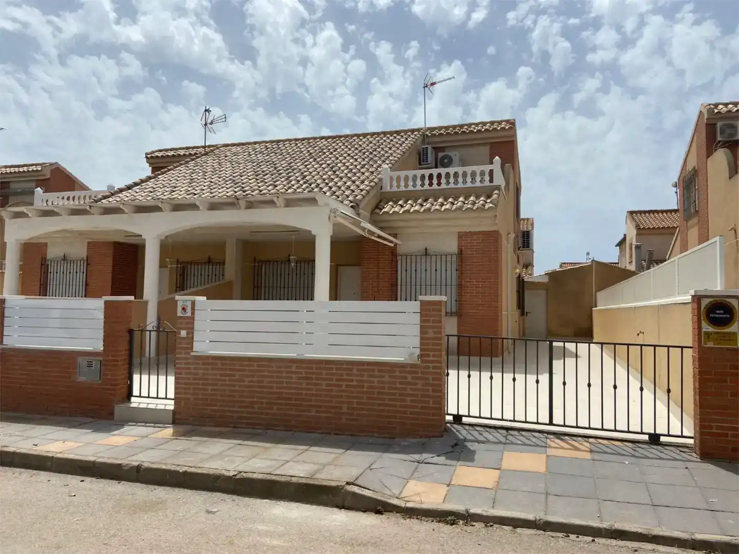 Vista exterior de Dúplex de alquiler en Pilar de la Horadada con Aire acondicionado, Trastero y Amueblado