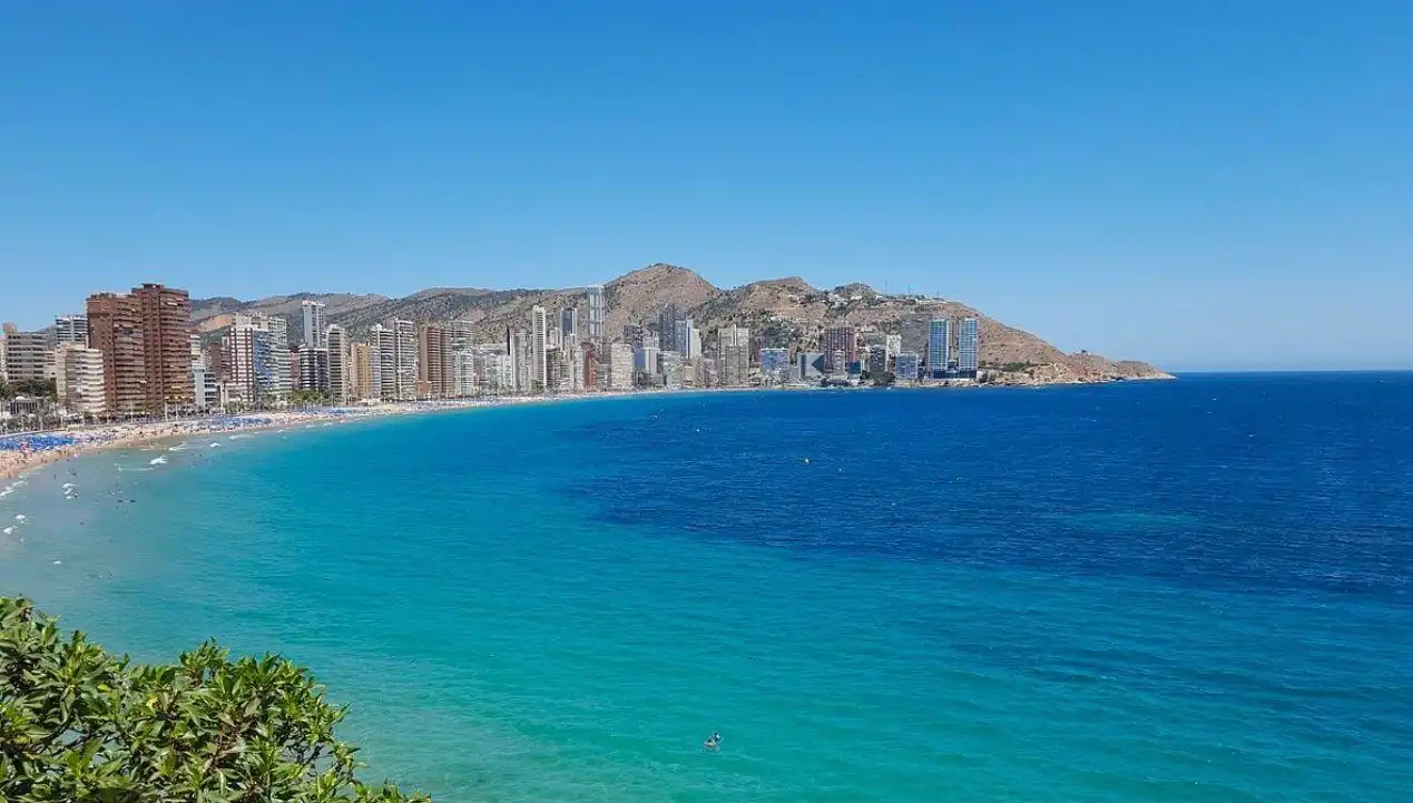 Vista exterior de Local en venda en Benidorm amb Aire condicionat