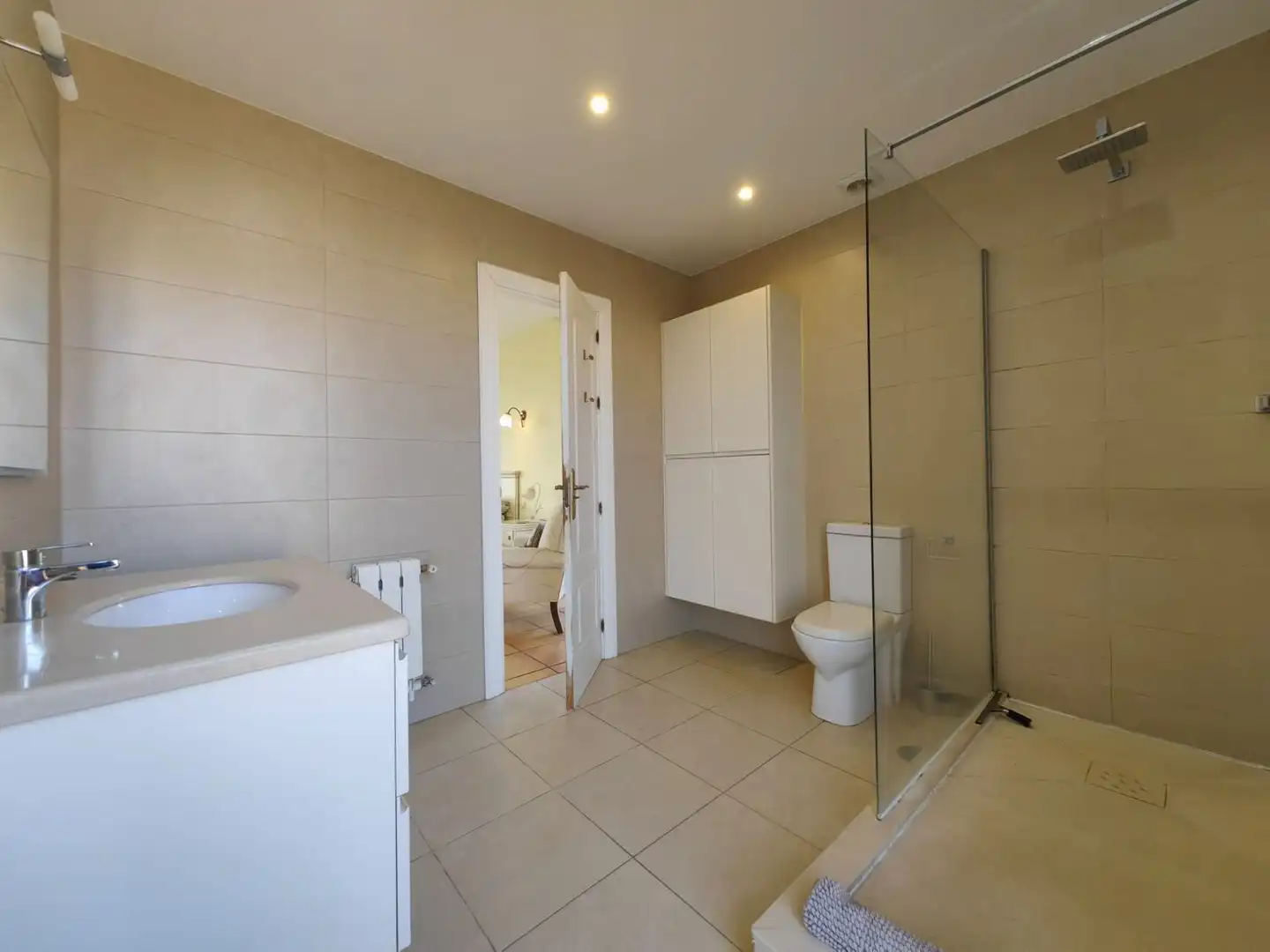 Bany de Casa o xalet en venda en Estepona amb Aire condicionat, Jardí privat i Terrassa