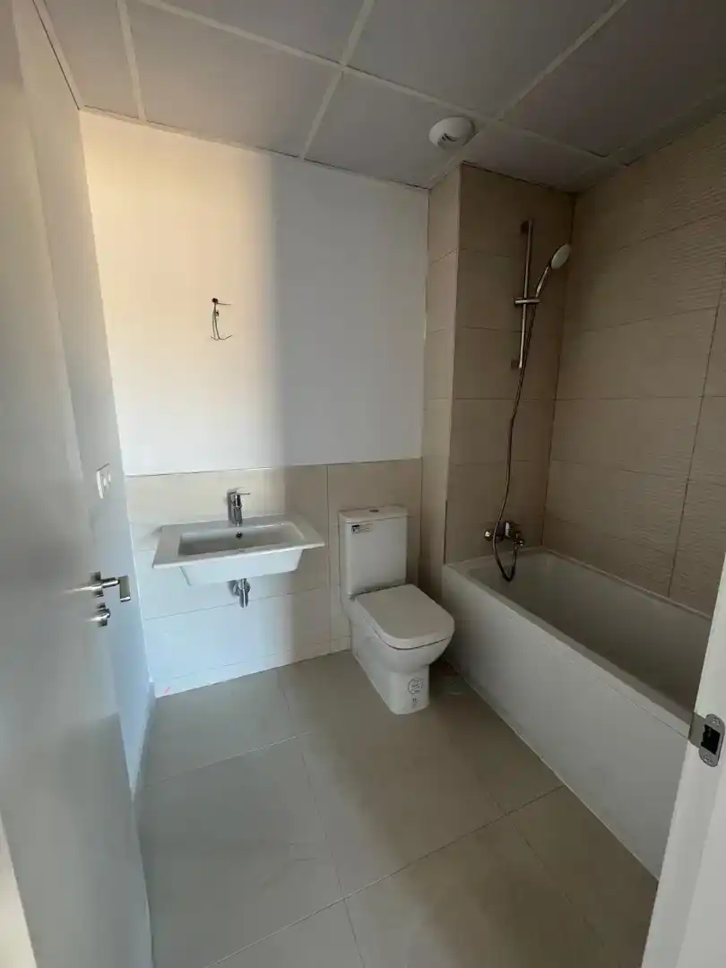 Bany de Pis de lloguer en Tomares amb Aire condicionat i Traster