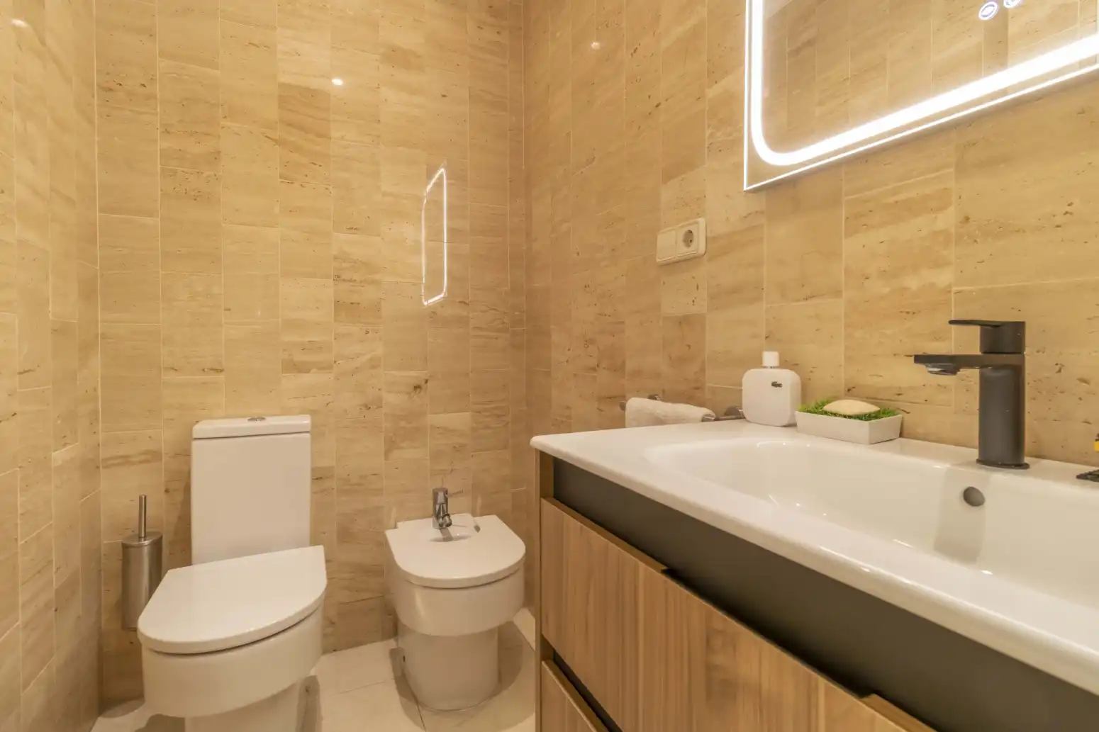 Bathroom of Flat for sale in Sevilla  with Air Conditioner, Heating and Balcony