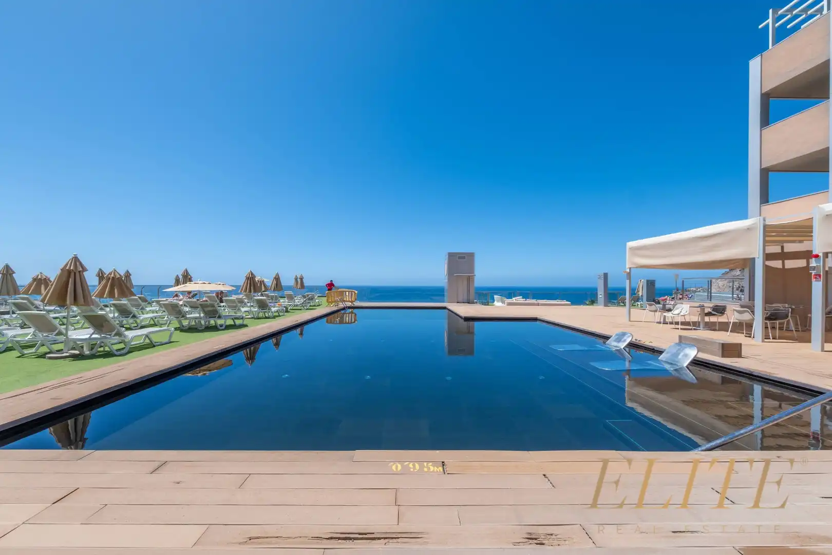 Schwimmbecken von Wohnungen zum Verkauf in Mogán mit Klimaanlage, Privatgarten und Terrasse