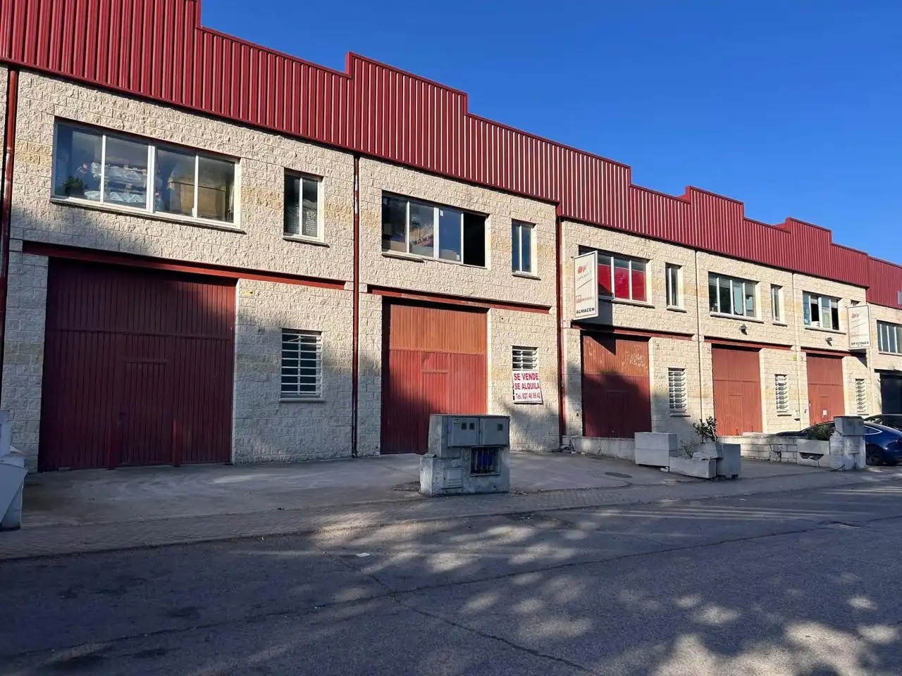 Außenansicht von Fabrikhallen zum Verkauf in Boadilla del Monte