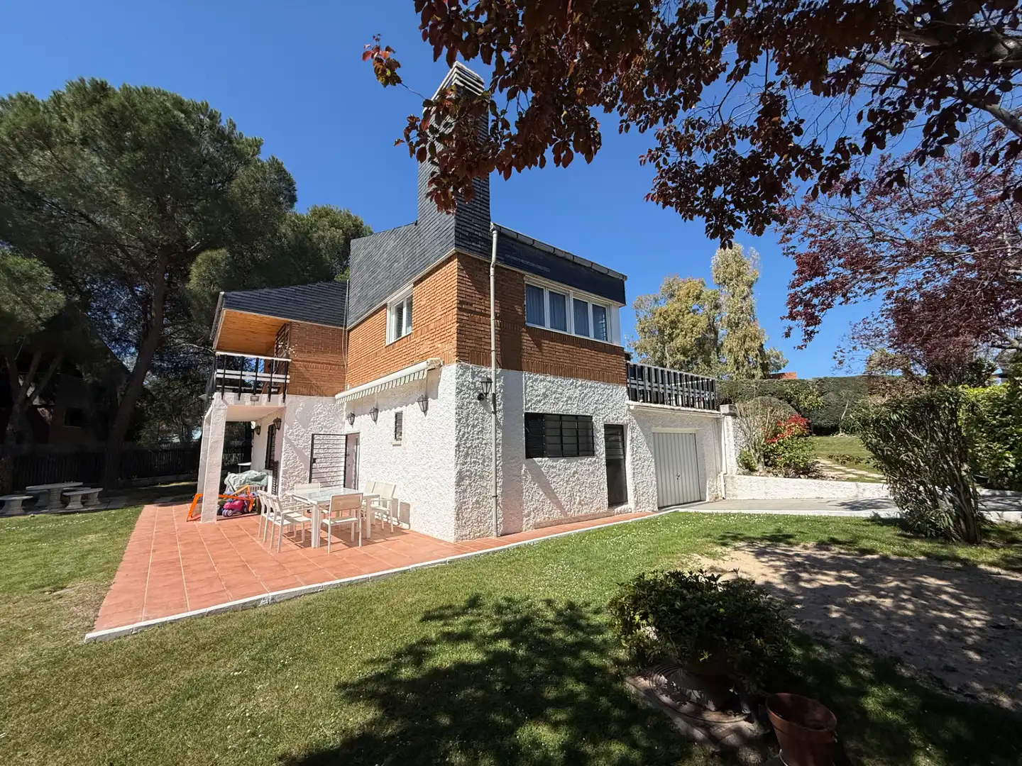 Vista exterior de Casa o xalet en venda en Las Rozas de Madrid amb Aire condicionat, Calefacció i Jardí privat