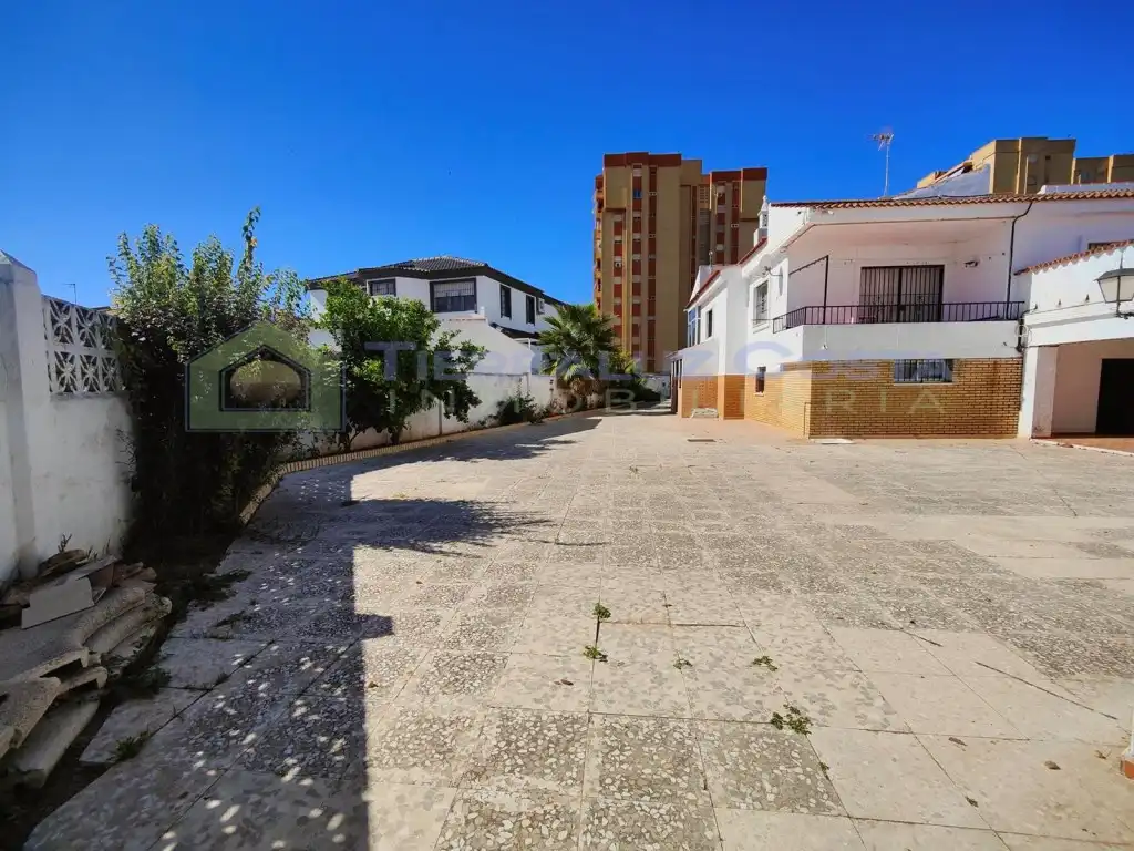 Vista exterior de Casa o xalet en venda en La Antilla amb Jardí privat, Terrassa i Traster