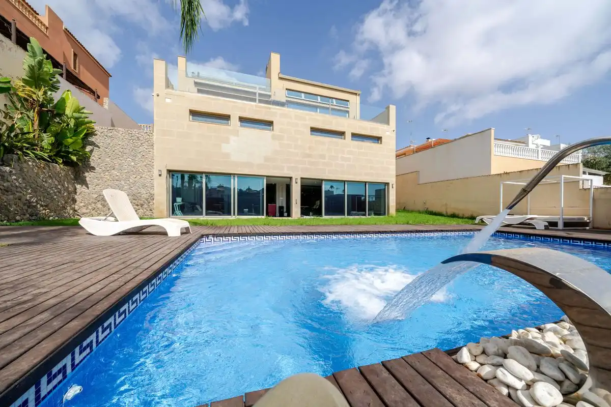Casa amb terrassa en venda a Calle Covadonga