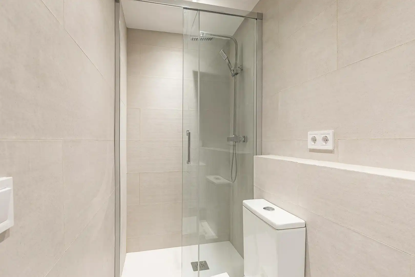 Bathroom of Flat for rent in Barcelona  with Air Conditioner, Heating and Furnished