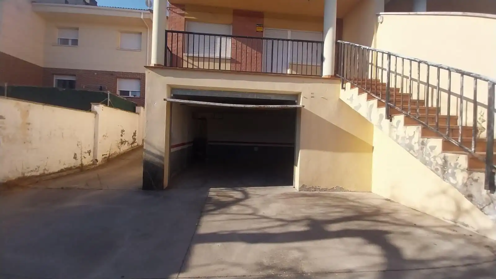 Aparcament de Casa adosada en venda en Tudela de Duero amb Calefacció i Terrassa