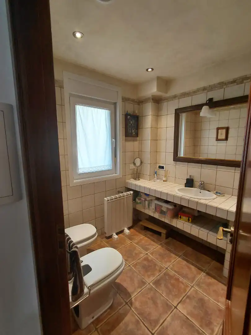 Baño de Casa o chalet en venta en Oleiros con Calefacción, Jardín privado y Parquet