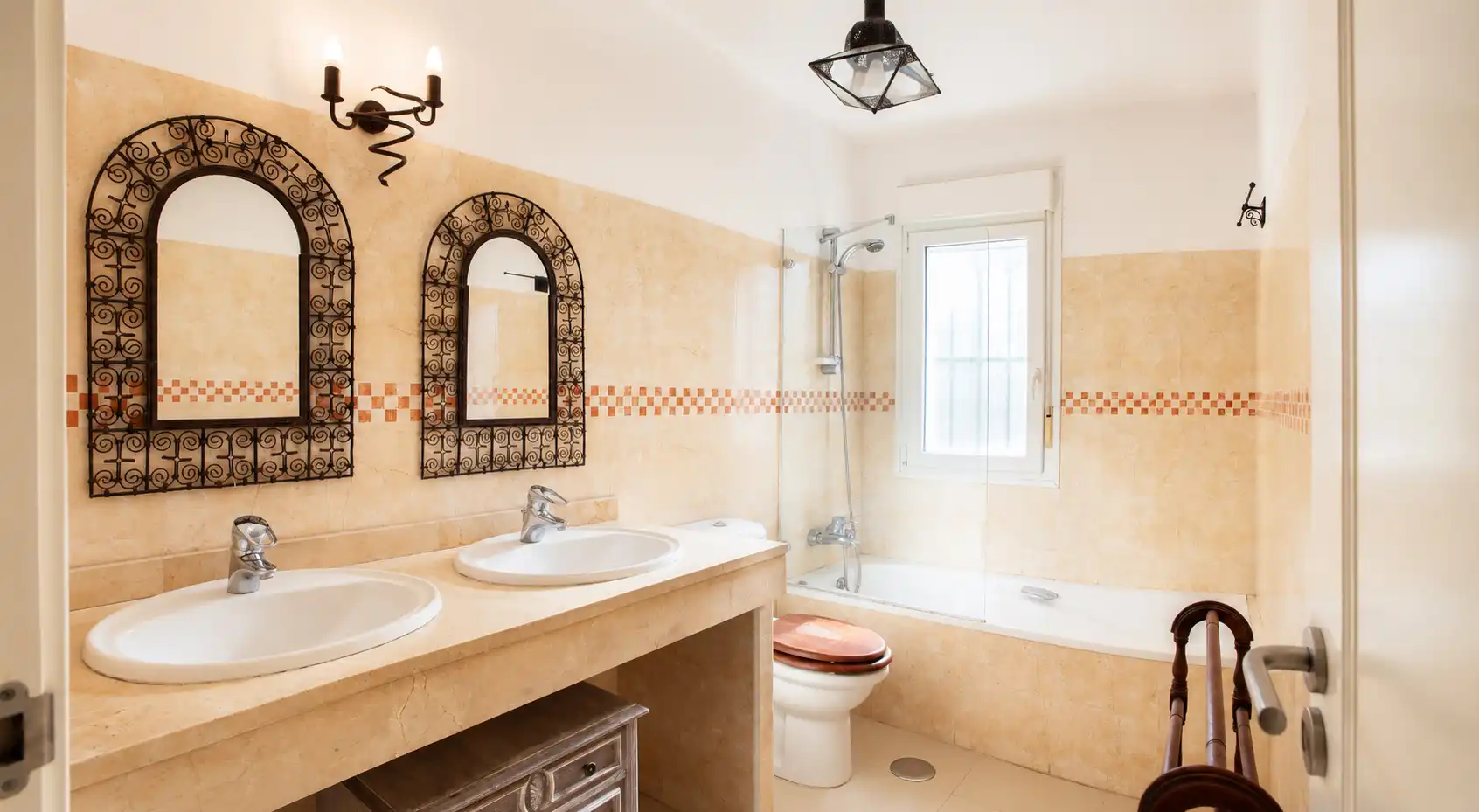 Bathroom of Houses for sale in Espartinas  with Air Conditioner, Private garden and Oven